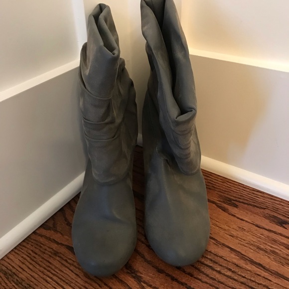 Gray slouch ladies boots in size 9 - Picture 2 of 3